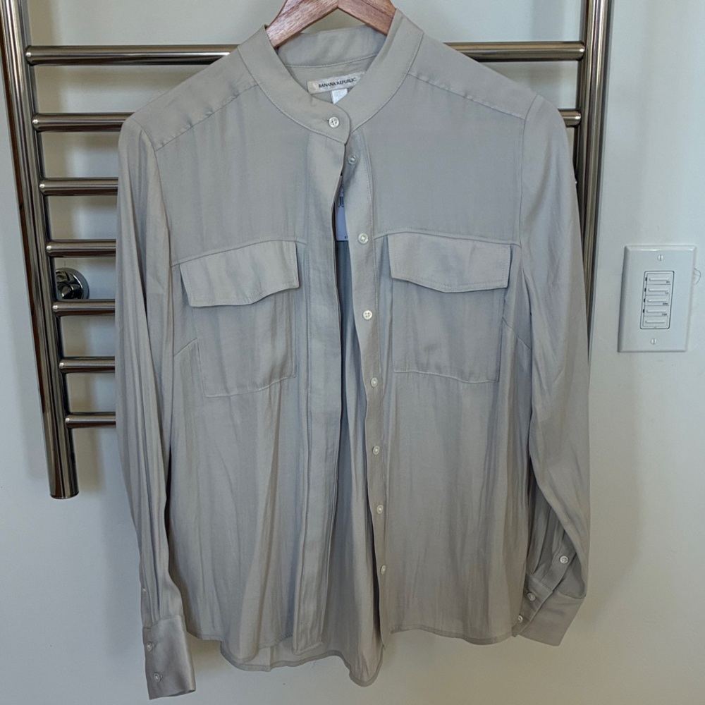 NWT Banana Republic Beige/Gray Button-Up Blouse Size S